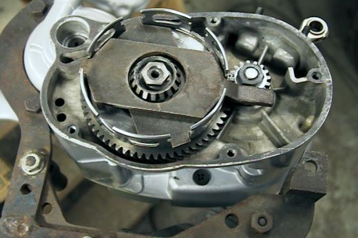 Zerlegen des Kupplungskorbs/Mitnehmers