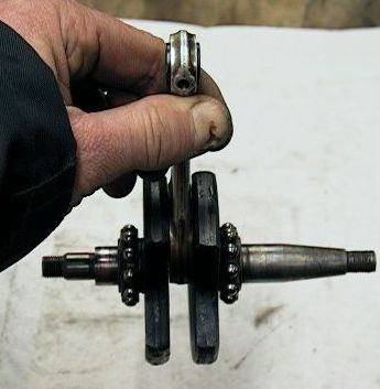 Prfung der Kurbelwelle auf Hhenspiel