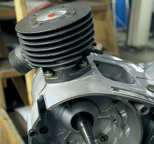 Zylinder mit abgebautem Kopf